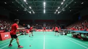 【田径经典】重温女子跳远赛场：选手专注备战，后方小熊玩偶意外抢镜